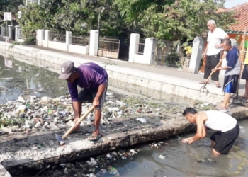 Diabaikan, Warga Perbaiki Sendiri Saluran Sekunder