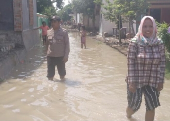 Tanggul Jebol, Seratus Rumah Warga Terendam Air Sebetis