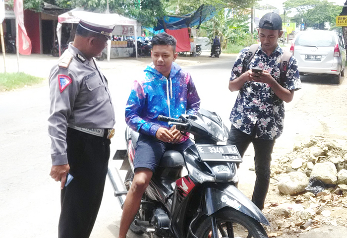 Polsek Lemahabang Cirebon Hukum Pelanggar Lalin Nyanyi Lagu Nasional