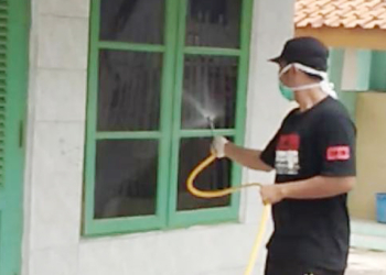 Pemuda Curug Majalengka Semprotkan Disinfektan