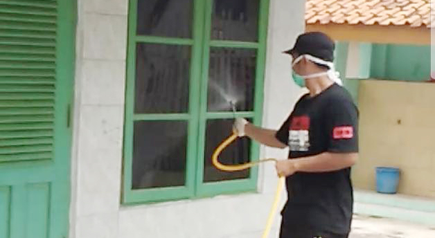 Pemuda Curug Majalengka Semprotkan Disinfektan