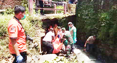 Foto Tewas di Sungai