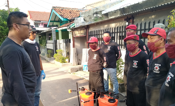 PDIP Kota Cirebon Cicip Awaludin memberikan arahan kepada Satgas Cakrabuana