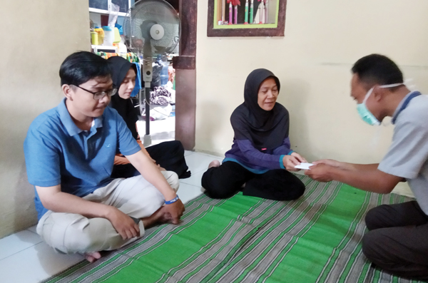 Netty Berikan Santunan Kepada Pengemudi Ojol