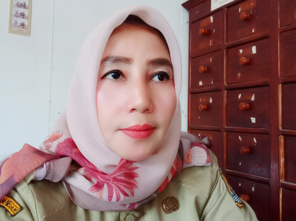 NUR HASANAH, Pegawai Kantor Kecamatan Astanajapura, Kabupaten Cirebon.