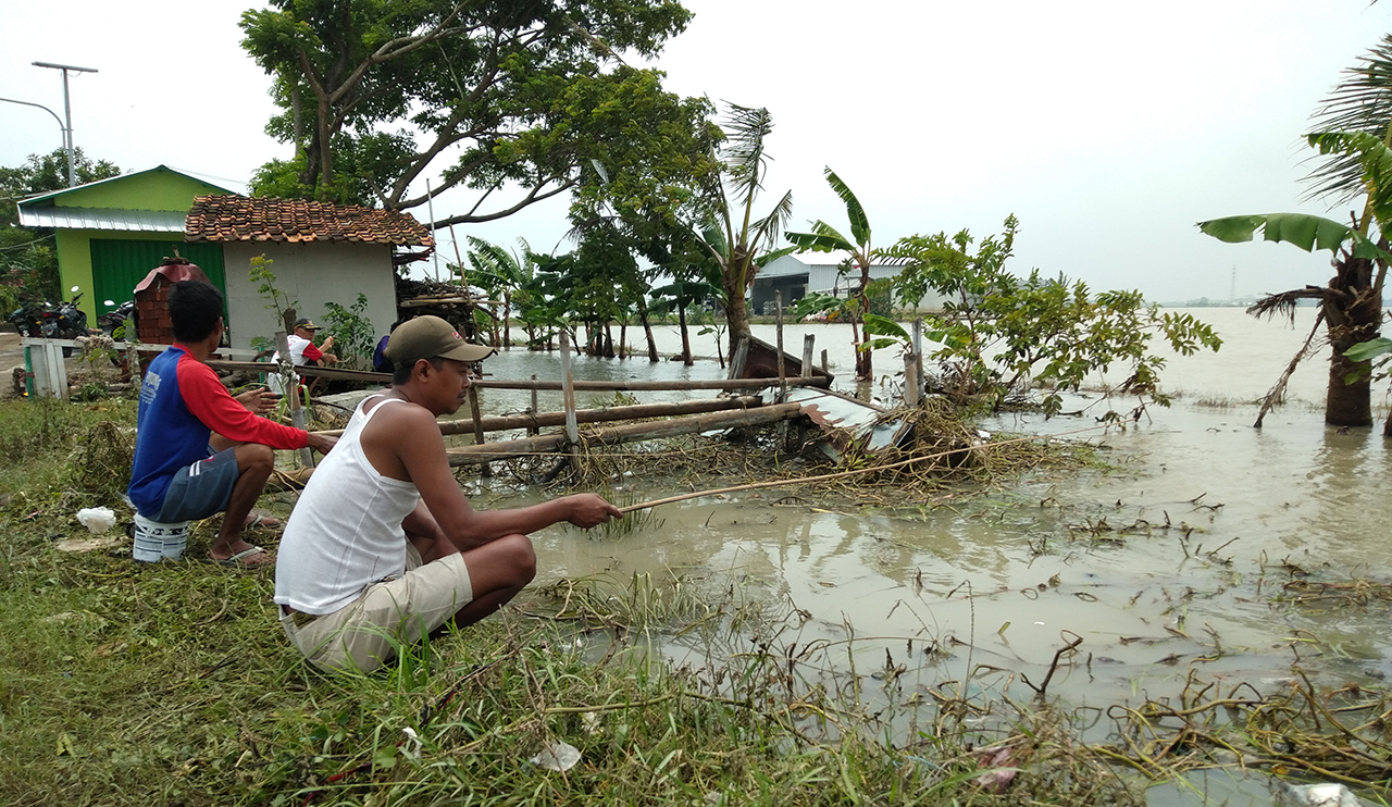 PMI Kabupaten Cirebon Bagikan Air Bersih di Suranenggala