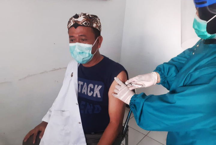 Pelayan Publik di Danawinangun Divaksin