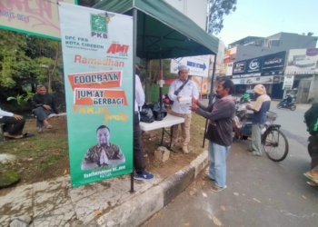 Galakan Food Bank, DPC PKB Kota Cirebon Borong Takjil dari Pedagang Kecil untuk Dibagikan kepada Masyarakat