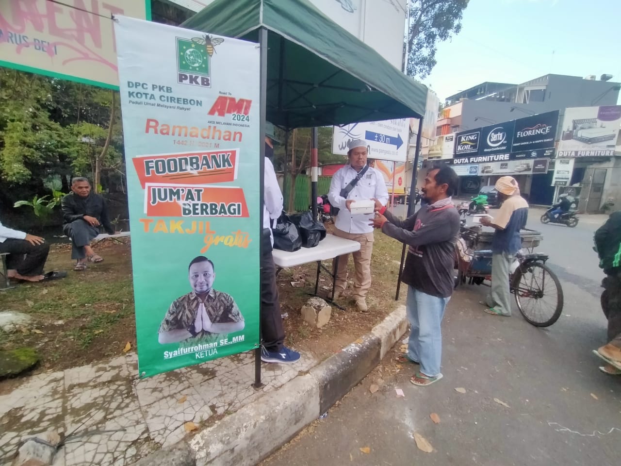 Galakan Food Bank, DPC PKB Kota Cirebon Borong Takjil dari Pedagang Kecil untuk Dibagikan kepada Masyarakat