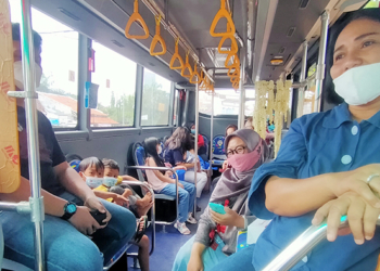 Warga Cirebon Antusias Naik BRT