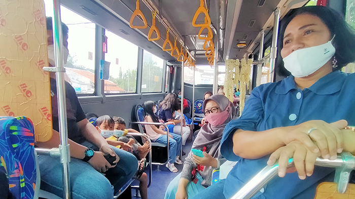 Warga Cirebon Antusias Naik BRT