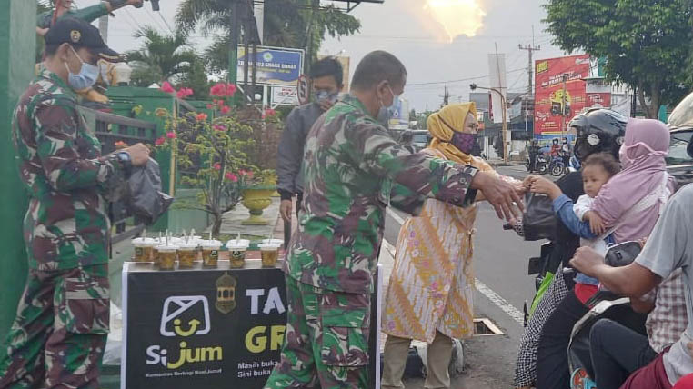 Koramil 1501/Kuningan Bagikan Takjil