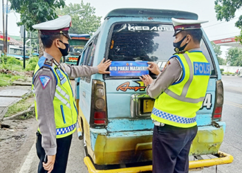 Satlantas Polres Ciko Sebar Stiker “Ayo Pakai Masker”