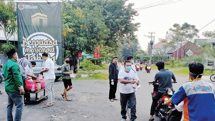 Lazisnu Kota Cirebon Bagikan Takjil Gratis