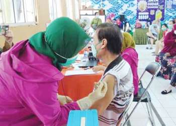 Vaksinasi Lansia Digelar di Tengah Puasa