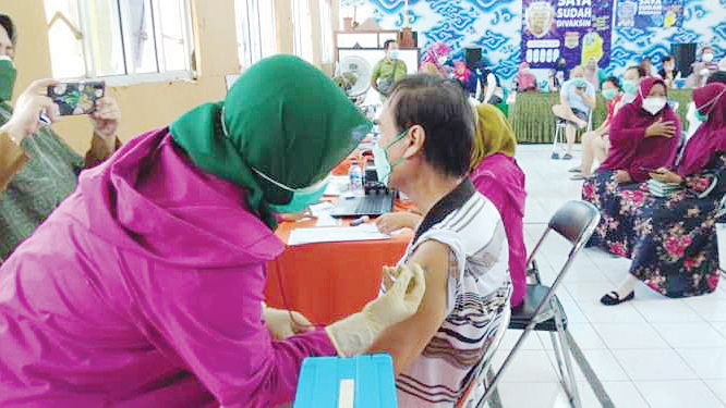 Vaksinasi Lansia Digelar di Tengah Puasa