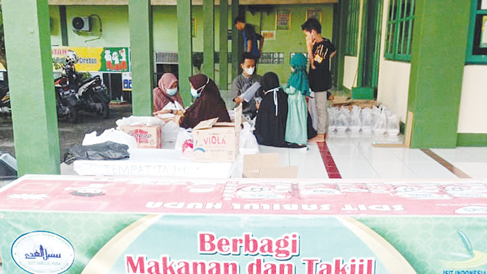 SD IT Sabilul Huda Kota Cirebon Bagi-bagi Takjil