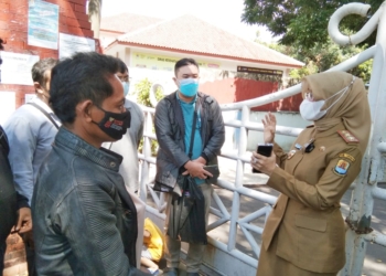 Tak Tega Lihat Puluhan Warga Antre di Depan Gerbang Disdukcapil yang Terkunci, Wabup Cirebon Ayu Spontan Konfrontir Warga dengan Pejabat Disdukcapil