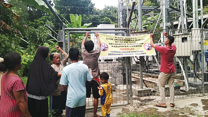 Warga Budur Segel Tower Selular