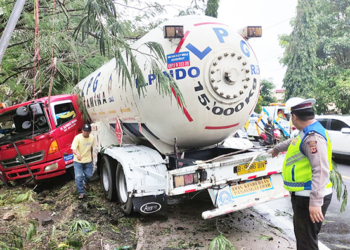 Truk Tangki Pertamina Terperosok di Beber Cirebon
