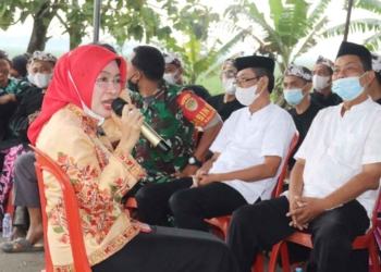 Tersumbat Sampah, Warga RT 07 Desa Kertawinangun Bersihkan Saluran