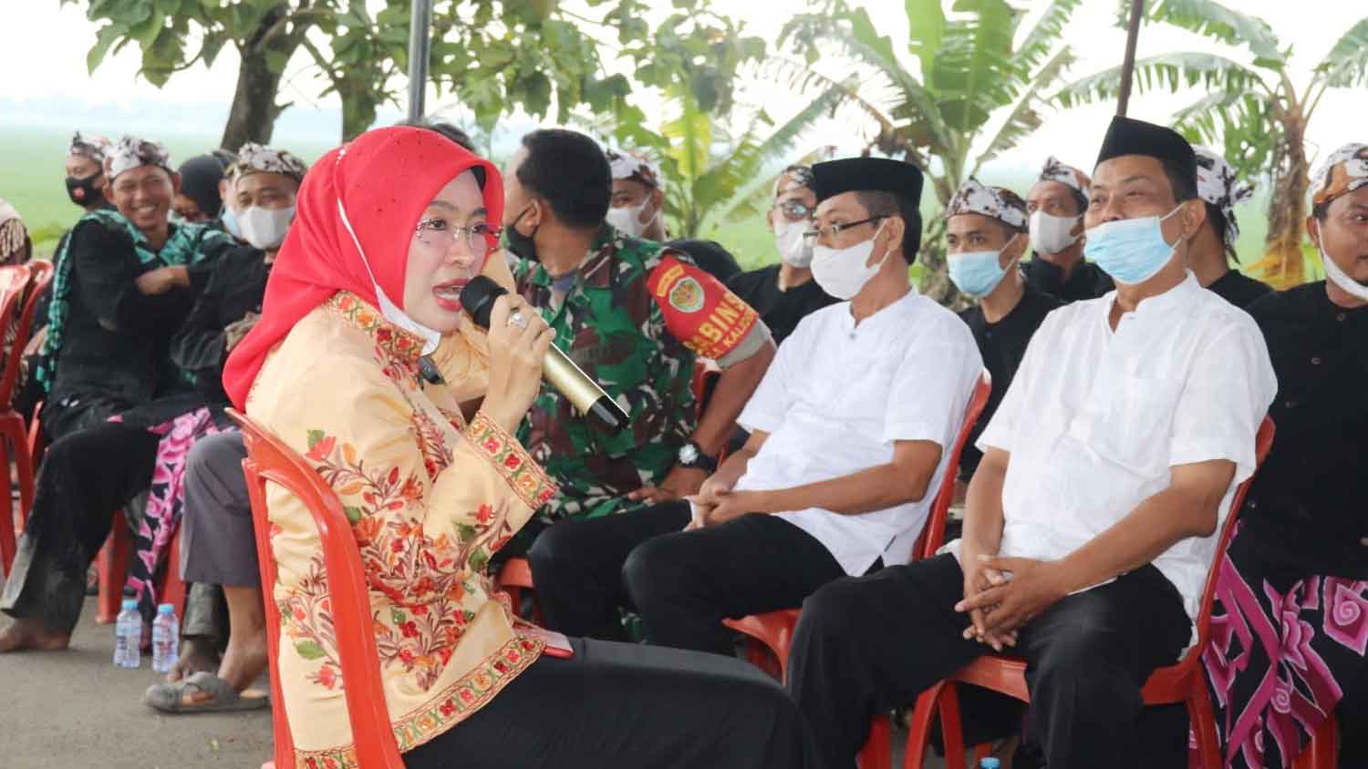 Tersumbat Sampah, Warga RT 07 Desa Kertawinangun Bersihkan Saluran