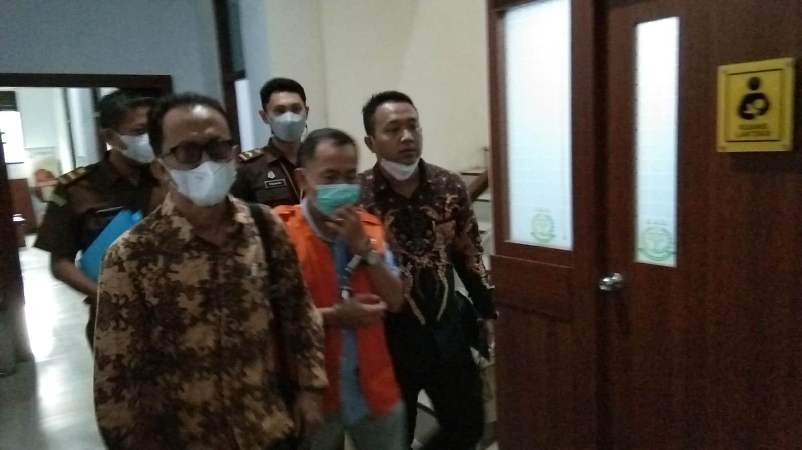 Jual 90 Ton Gabah, Mantan Kepala Dinas Ketahanan Pangan Kabupaten Cirebon Akhirnya Ditahan