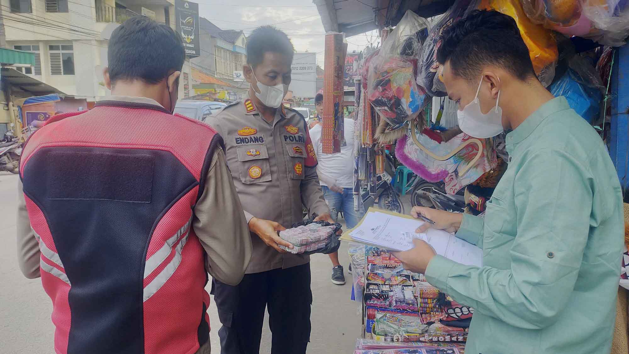 Polsek Pabuaran Sita Ribuan Petasan dan Ratusan Liter Miras
