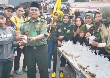 Iwapsi Kabupaten Cirebon Bagi-bagi Takjil Gratis