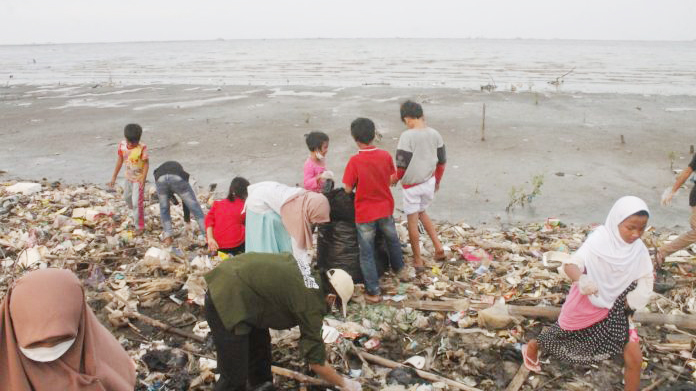 Mahasiswa Biologi IAIN Cirebon Bersihkan Pantai