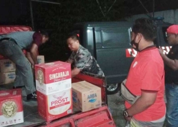 Polsek Mundu Gelar Operasi, Ratusan Botol Miras dan Penjualnya Berusia 51 Tahun Diamankan