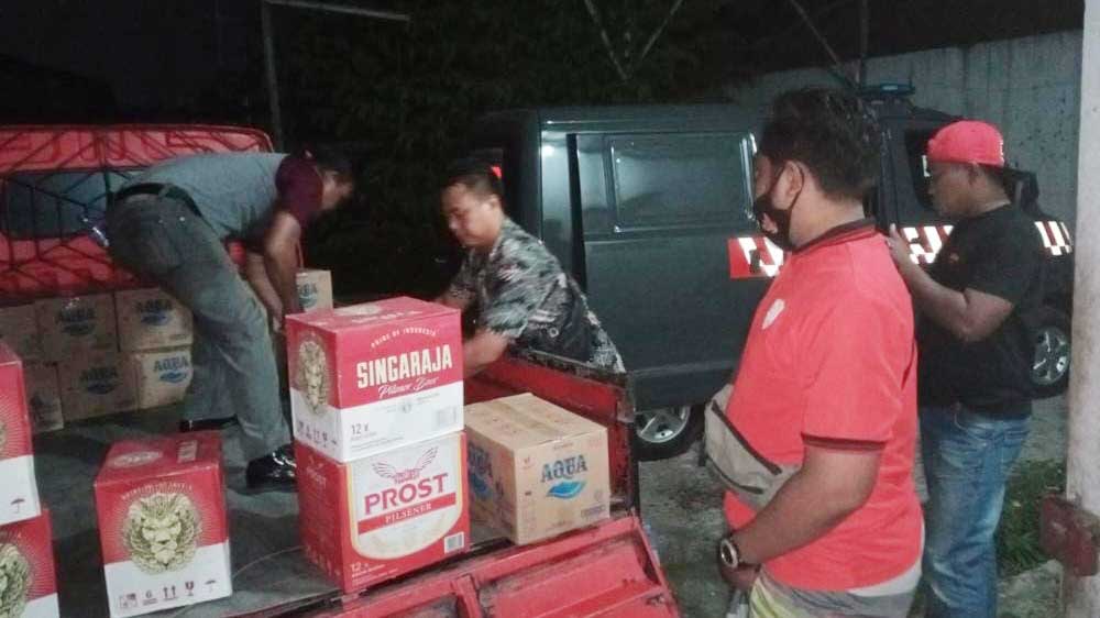 Polsek Mundu Gelar Operasi, Ratusan Botol Miras dan Penjualnya Berusia 51 Tahun Diamankan