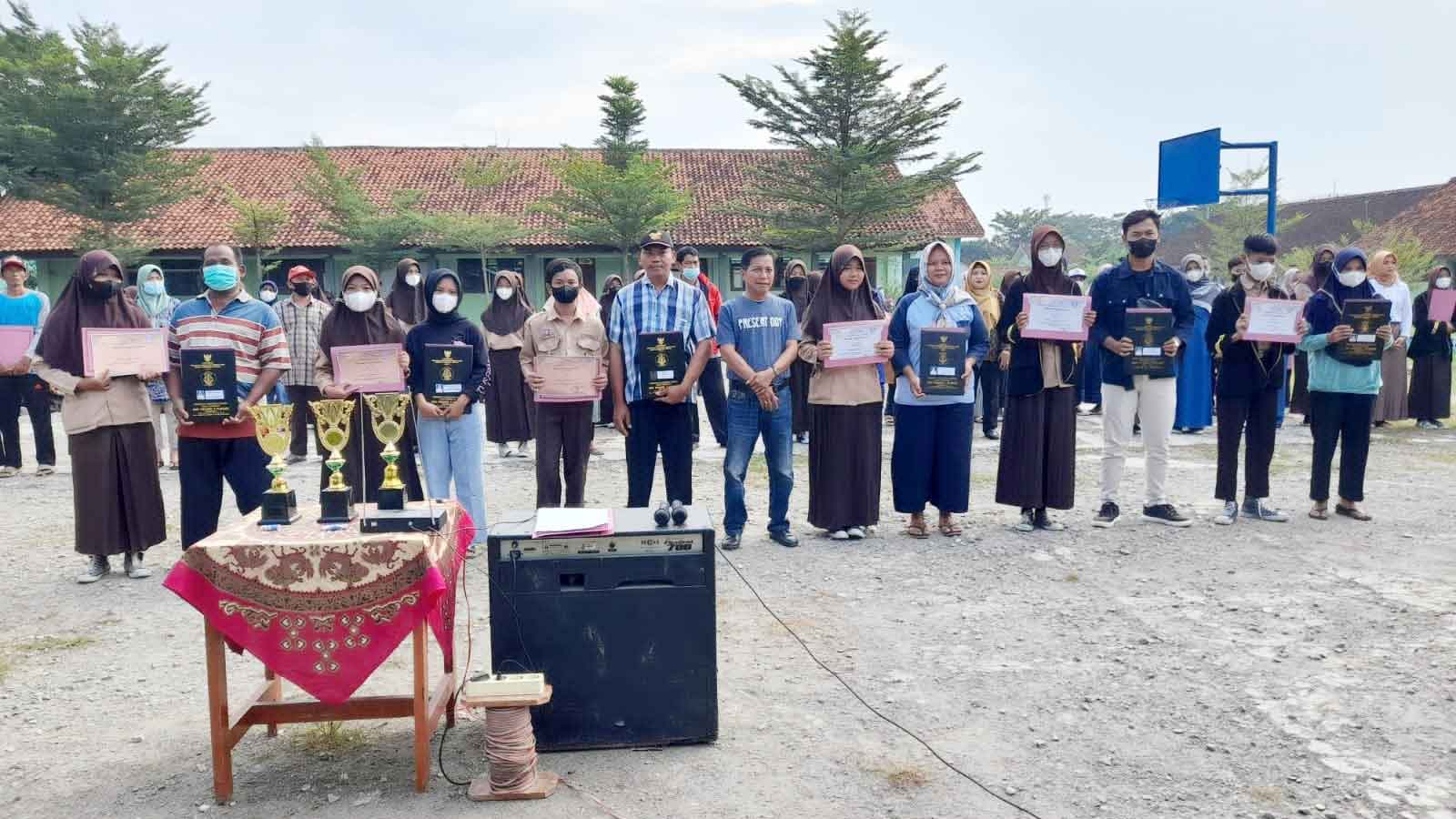 SMPN 3 Plered Beri Penghargaan Murid Berprestasi