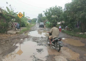 Jalan Rusak Dikeluhkan Warga, Pemkab Cirebon Diminta Segera Perbaiki