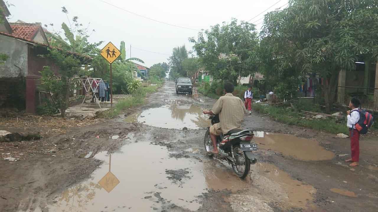 Jalan Rusak Dikeluhkan Warga, Pemkab Cirebon Diminta Segera Perbaiki
