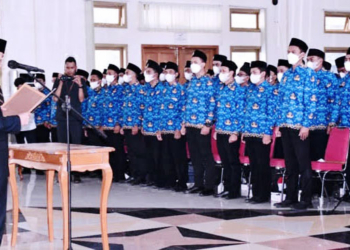 BUPATI MAJALENGKA, Karna Sobahi saat melantik ratusan honorer menjadi Pegawai Pemerintah dengan Perjanjian Kerja (P3K) di Islamic Center, Majalengka, Rabu (27/7/2022).* Foto: Abr/SC