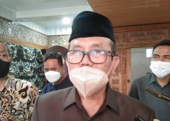 Bupati Cirebon, H Imron membenarkan sudah menandatangani surat keputusan Plt Sekda Kabupaten Cirebon yang dijabat Hendra Nirmala, sesuai kewenangannya, Senin (11/7/2022).* Foto: Islah/SC