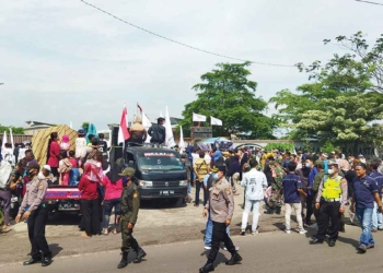Ratusan warga Desa Astanamukti, Kecamatan Pangenan, Kabupaten Cirebon, menggeruduk PT. Trimitra Citra Hasta yang berdiri di desa setempat, Kamis (14/7/2022).* Foto: Baim/SC