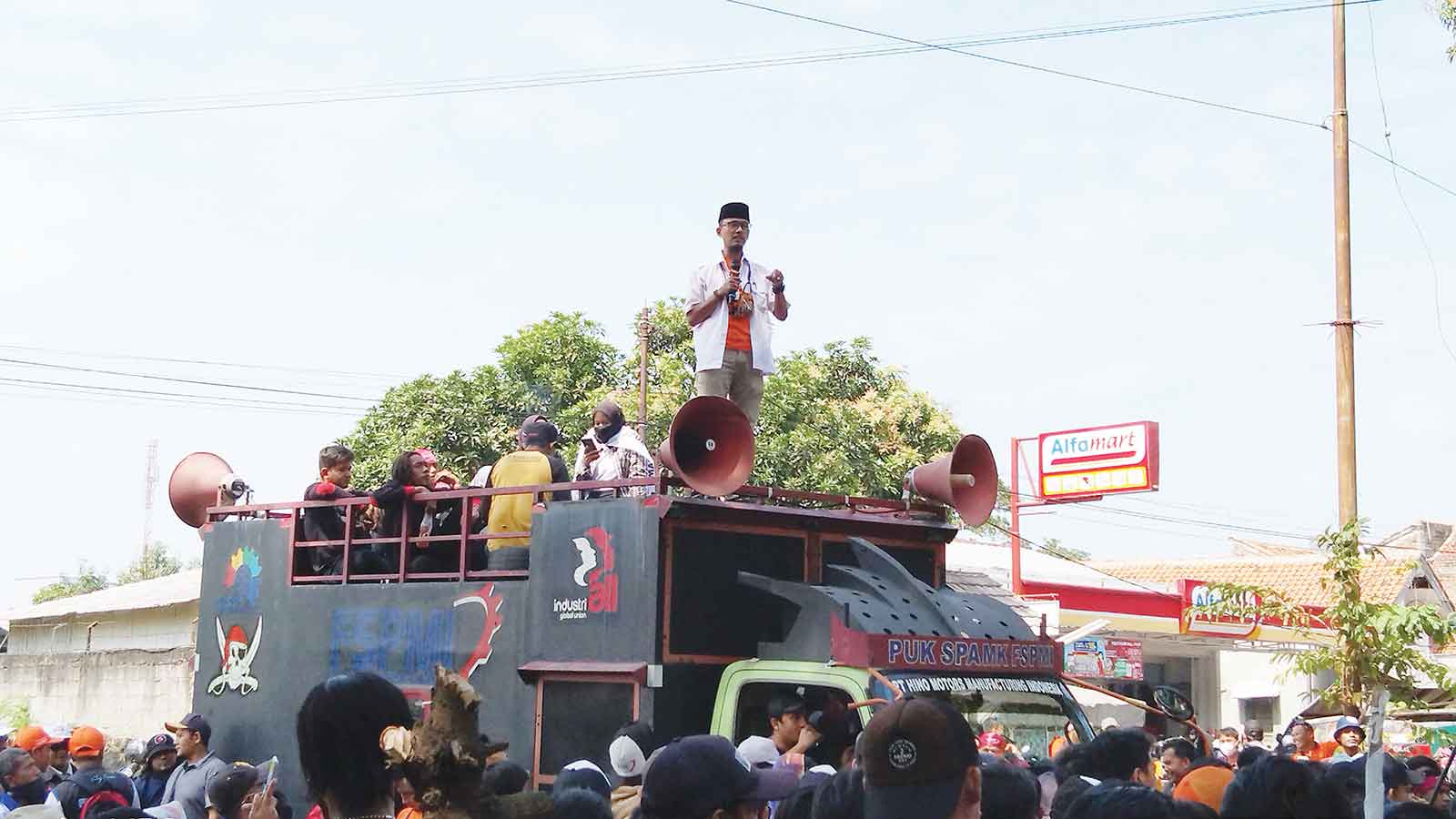 Sekjend FSPMI Moch mahbub saat melakukan orasi.* Foto: Vicky/SC