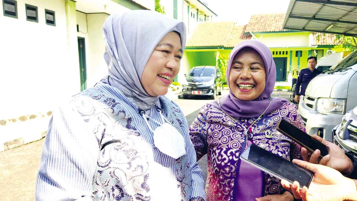 Anggota Fraksi PKB DPRD Jabar, Hj Yuningsih (kanan)