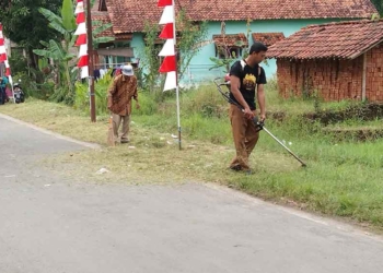 Pemdes Depok Bersihkan Lingkungan