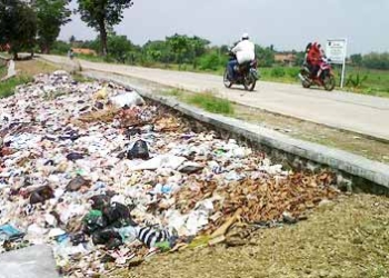 Warga Masih Buang Sampah Sembarangan
