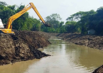Alat-berat-yang-digunakan-Dinas-PUTR-Kabupaten-Cirebon-untuk-melakukan-normalisasi-Sungai-Ciberes-di-Desa-Gunungsari-Kecamatan-Waled-Kabupaten-Cirebon