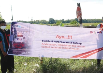 Komunitas peduli kereta api membentangkan spanduk