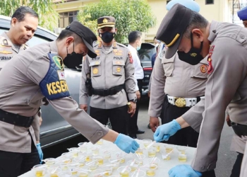 Anggota-Polresta-Cirebon-Dites-Urine