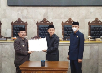 Bupati-Cirebon-H-Imron-Wakil-Ketua-DPRD-Teguh-Rusiana-Merdeka-didampingi-Ketua-DPRD-H-Mohammad-Luthfi