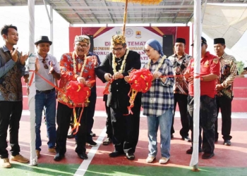 Bupati-Cirebon-H-Imron-disampngi-anggota-DPR-RI-Selly-A-Gantina-dan-Sultyan-Kacirebonan-PR-Abdulgani-Natadiningrat-meresmikan-lapangan-serbaguna-Desa-Dukuh