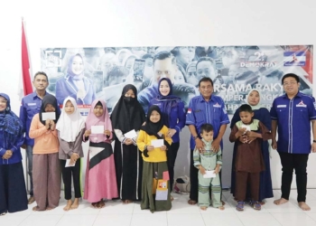 DPC-Partai-Demokrat-Kota-Cirebon-membagikan-santunan-pada-anak-yatim