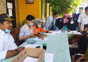 Desa-Cisaat-Bagikan-BLT-DD