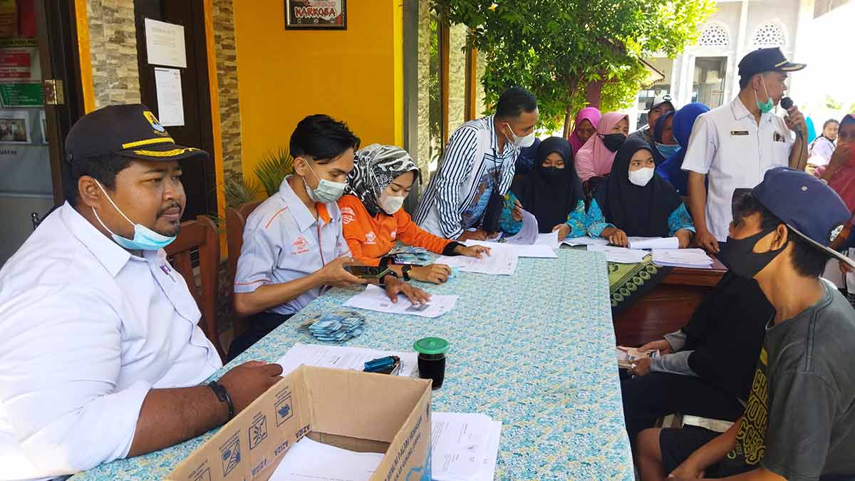 Desa-Cisaat-Bagikan-BLT-DD